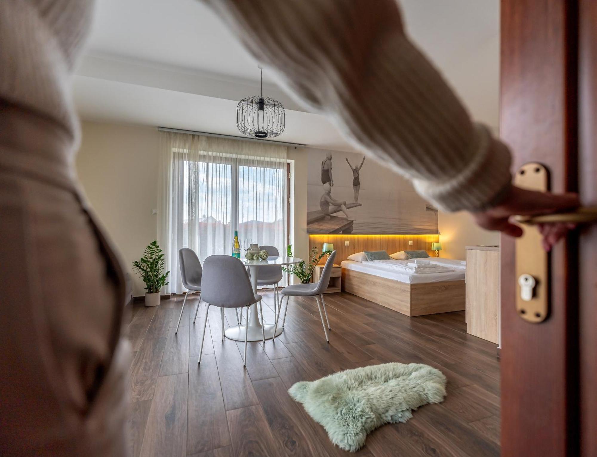 Pilger Apartments Тихань Экстерьер фото